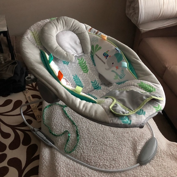 Baby bouncy chair (music/ vibrates) - Picture 3 of 5